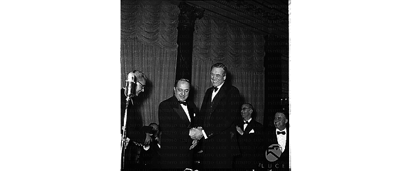Momento di premiazione dei nastri d'argento J.Houston tra diversi personaggi fra cui il giornalista Meccoli - piano americano