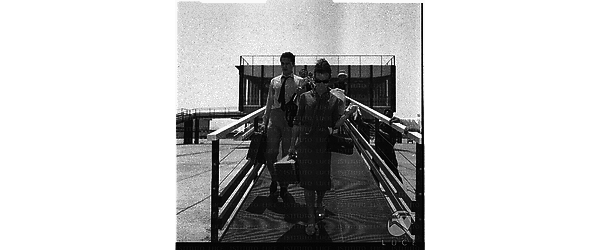 Romy Schneider e Alain Delon mentre scendono la rampa dell'aeroporto - totale