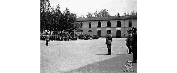 Firenze Mussolini sull'attenti davanti al reggimento cavalleggeri della caserma "Baldissera" a Firenze