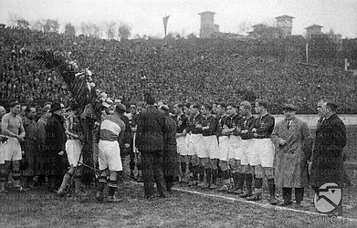 Roma L'offerta di una corona di fiori alla squadra ungherese sul campo dello stadio Nazionale