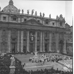 Il papa Giovanni XXIII affacciatosi dalla terrazza centrale della basilica per la prima benedizione e sotto gruppi di religiosi. Campo lunghissimo