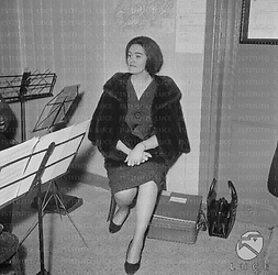 La soprano Joan Sutherland durante la prova di un concerto - totale