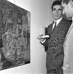 L'attore e pittore Venantini discorre Fulvio Lucisano davanti ad una sua opera esposta - piano americano