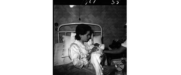 Silvana Mangano che affida il neonato all'infermiera. Piano medio