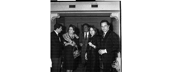 Tony Anthony, Marisa Merlini, Alfredo Giannetti, Rossano Brazzi e Annie Girardot durante il cocktail offerto in occasione della presentazione del film 'La ragazza in prestito' - piano americano