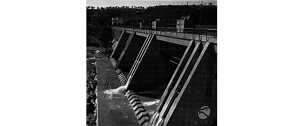 Campania Paratoie della diga di Persano, sul fiume Sele, si alternano alle strutture portanti in cemento della diga