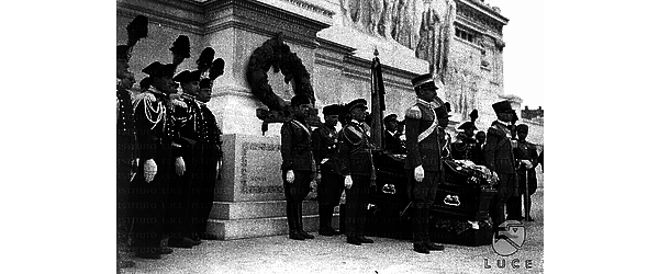 Roma Ufficiali, carabinieri, gerarchi in piedi accanto al feretro del maresciallo Diaz deposto sull'Altare della Patria