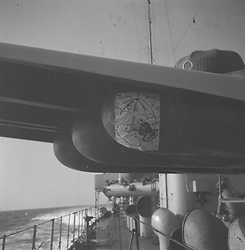 Mare Jonio Tubi lancia-siluri sul ponte laterale di una nave da guerra italiana