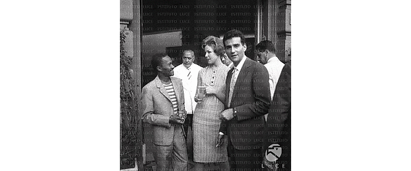 Roma Nicholas Brothers con Teddy Reno ed una donna davanti ad un bar di Via Veneto