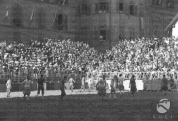 Firenze Fase di una partita di calcio storico fiorentino in piazza della Signoria