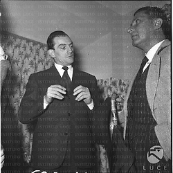 Luchino Visconti e Paolo Stoppa nei camerini del teatro Quirino - piano americano