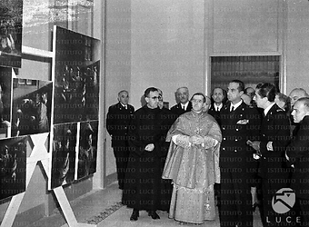 Roma Giuseppe Bottai, insieme ad altre autorità, tra cui alcune religiose, sosta davanti a delle copie di dipinti del Caravaggio