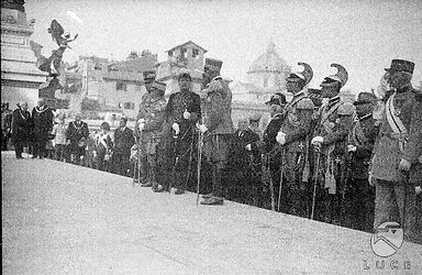 Roma Mussolini e il re circondati da un folto gruppo di autorità militari e politiche attendono sulla gradinata dell'Altare della Patria