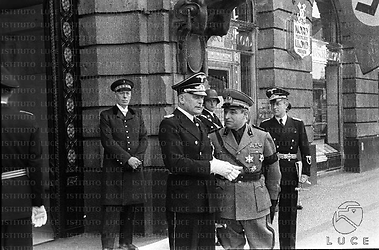 Berlino Von Mackensen e un'autorità italiana, in uniforme della milizia, attendono conversando davanti all'hotel Adlon