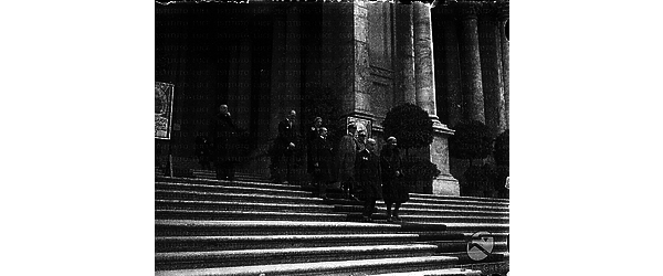 Roma I principi di Piemonte colti all'uscita del palazzo delle Esposizioni sede della Quadriennale d'Arte Nazionale