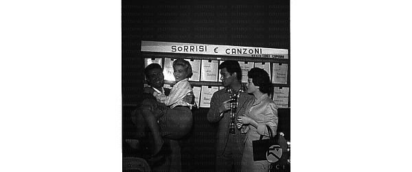 Sulla sinistra Rondinella Luciano che ha in braccio Maria Fiore e sulla destra Gabriele Tinti vicino a Giulia Rubini. Piano americano