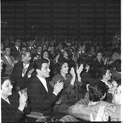 Panoramica sulla sala del Sistina affollata di spettatori per il concerto di Hampton, al centro Anna Magnani e Gabriele Tinti - campo medio