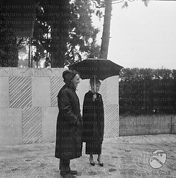 Jeanne Moreau e Joseph Losey sotto l'ombrello sul set del film Eva - totale