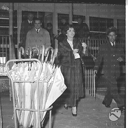 Gina Lollobrigida con il marito, Milko Skofic, all'aeroporto di Ciampino - totale