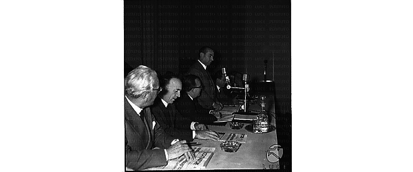 Bonomi ripreso al tavolo, gli è accanto Rumor seduto, mentre tiene un discorso in occasione della conferenza della Coldiretti - totale