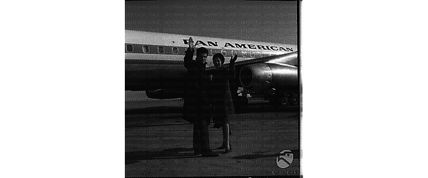 Nancy Sinatra con il marito Tommy Sands sulla pista di Fiumicino in partenza con un aereo della Pan Am - totale