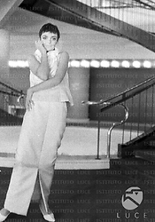 Barbara Steele in abito da sera, sotto una scalinata circolare all'interno dell'Hotel Hilton; totale (immagine sfocata)