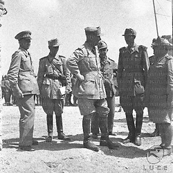 Il generale Curio Barbasetti a colloquio con altri ufficiali dopo la battaglia con gli inglesi combattuta fra il 13 e il 14 settembre