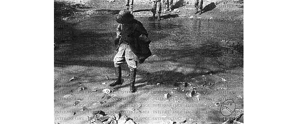 Il comandante di una truppa di fanteria attraversa un fiume nei pressi di Adua