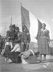 Napoli Una famiglia di coloni raccolta intorno ad una bandiera tricolore posa per un ritratto fotografico prima dell'imbarco
