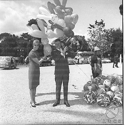 Miss Finlandia e un uomo al Gianicolo con dei palloncini in mano - piano americano