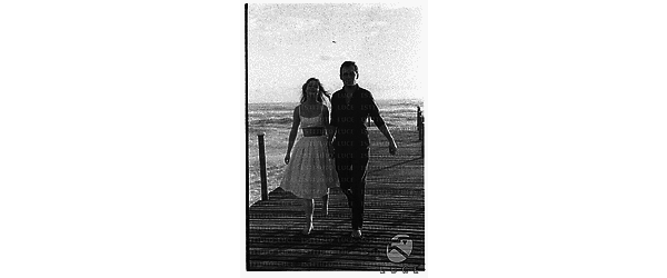 Gli attori Maurice Ronet e Marie Versini su un pontile del litorale di ostia durante la lavorazione del film ' 'Il peccato degli anni verdi' - totale