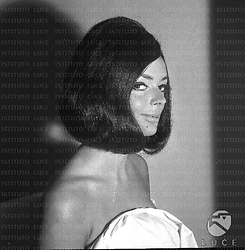 Barbara Steele ripresa dal parrucchiere in posa con una parrucca nera - medio primo piano