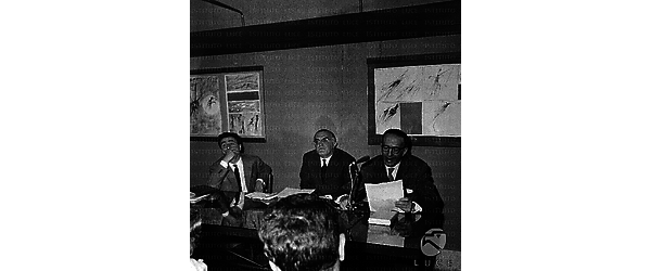 Roma Il poeta brasiliano Murillo Mendes legge un discorso durante un convegno presso la libreria Einaudi; accanto a lui Vigorelli e Puccini