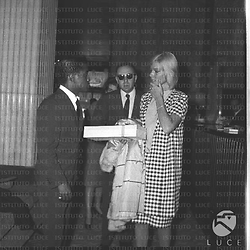 May Britt e il marito Sammy Davis in un albergo di Roma - totale