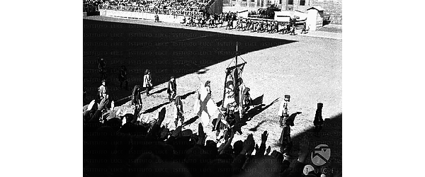 Firenze Partecipanti al corteo storico fiorentino del gioco del calcio in costume sfilano tra tribune affollate di spettatori in piazza della Signoria