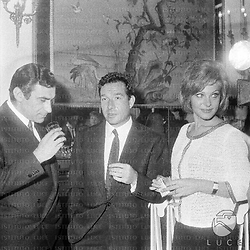 Alberto Lupo, Ugo Tognazzi ed Helene Chanel ad un cocktail