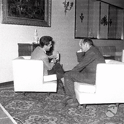 Cristaldi (di spalle) ed il giornalista seduti sulle poltrone durante l'intervista