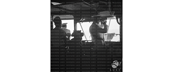 Ufficiali e marinai nella cabina di comando di una nave da guerra italiana