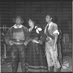Ernest Borgnine, Katy Jurado e Philippe Leroy durante le riprese del film  Briganti italiani: scena notturna - totale