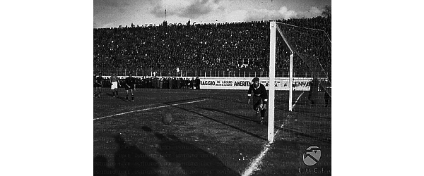 Roma Il portiere Llense in procinto di tuffarsi davanti alla porta