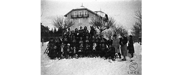 Roccaraso Un gruppo di persone appartenenti all'OND posa in tenuta sportiva su un cumulo di neve