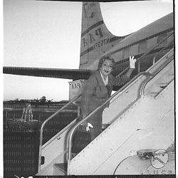 L'attrice americana Mary Pickford sale su un aereo della PAA - piano americano