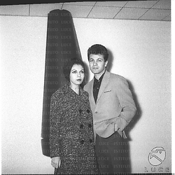 Nancy Sinatra con il marito Tommy Sands in un interno - piano americano