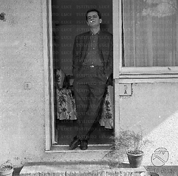 L'attore Serge Reggiani sul terrazzo di casa - totale