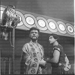 Petri e Gustavo Rojo in abiti da scena sul set del film Giulio Cesare; sulla sinistra c'è un'aquila - piano medio