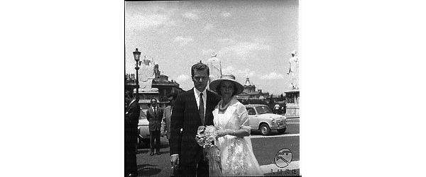 Valentina Fortunato e Sergio Fantoni il giorno delle loro nozze in piazza del Campidoglio - piano medio