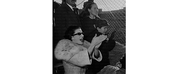 Silvana Mangano ed i figli fanno il tifo durante una partita di calcio presso gli stabilimenti De Laurentiis