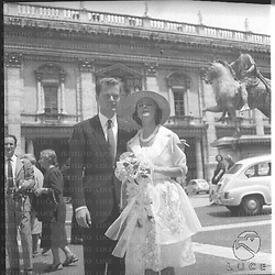 Valentina Fortunato e Sergio Fantoni il giorno delle loro nozze in piazza del Campidoglio - piano americano