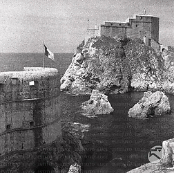 Fortificazioni battenti bandiera italiana sulla costa, campo lunghissimo