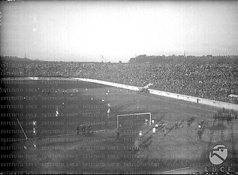 Scorcio dall'alto dello stadio dove è in corso l'amichevole tra le nazionali di calcio italiana e austriaca. Campo lunghissimo